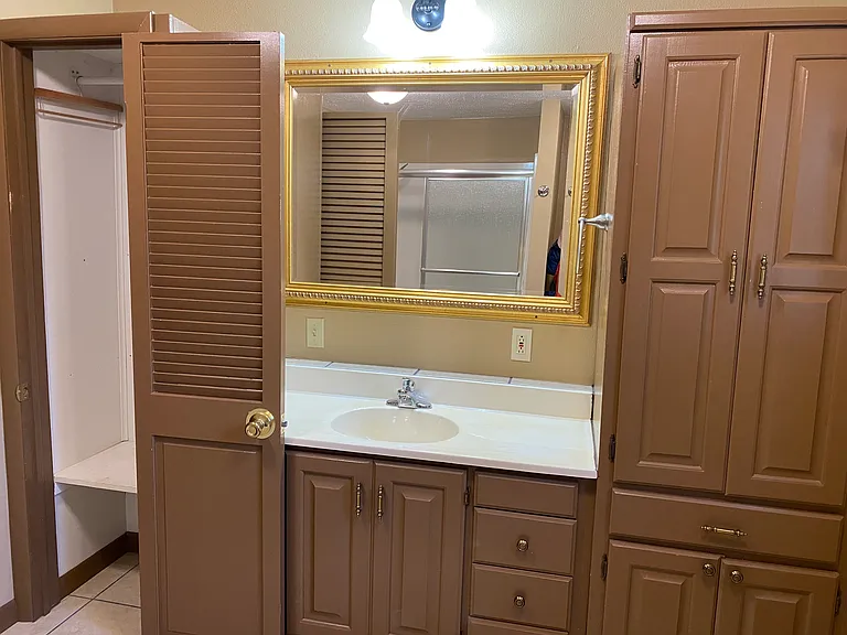 208 E Maiden Ln — Photo 20