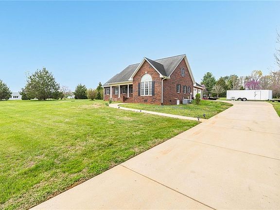 3rd image of 115 Emma Ln