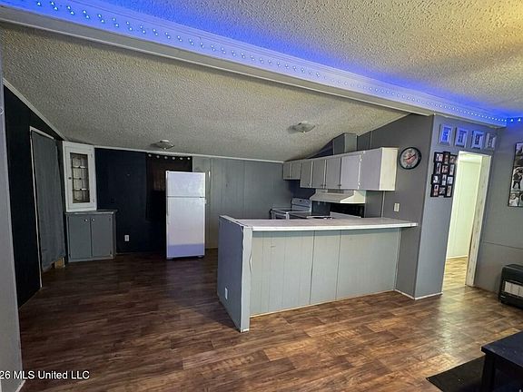 4th image of 323 Burton Rd