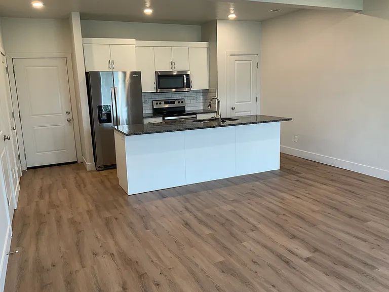 190 S Emery Ln — Photo 2