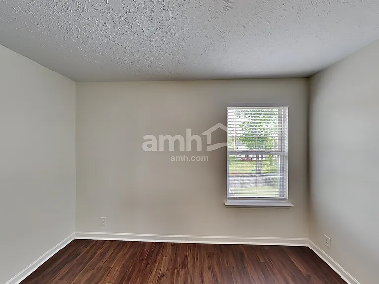 305 Schoolhouse Ct — Photo 17