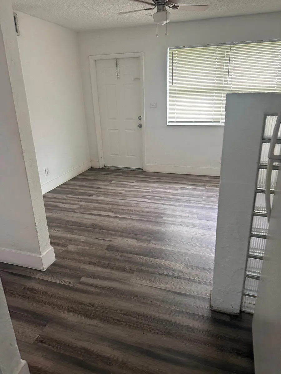 Building Photo - 5521 SW 34th St #2