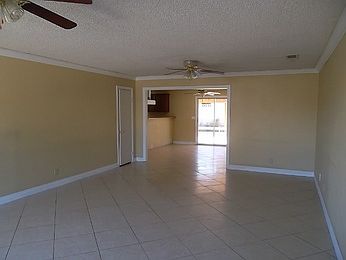 5th image of 574 Airshire Ct