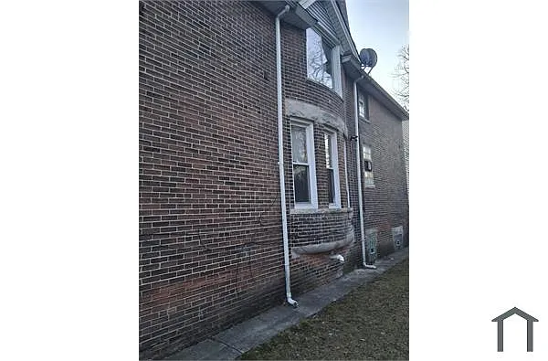Building Photo - 5834 S May St #2