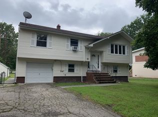 11 Roosevelt St, Pequannock, NJ 07440