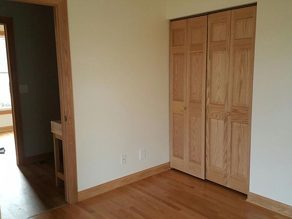 middle sized bedroom