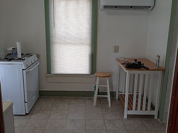 5th image of 128 Berry St