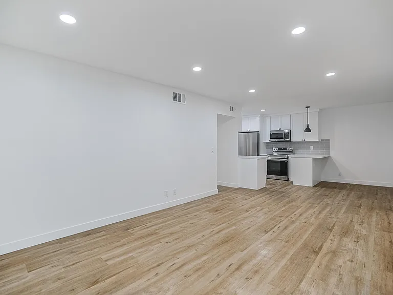 San Pasqual Apartments — Photo 7