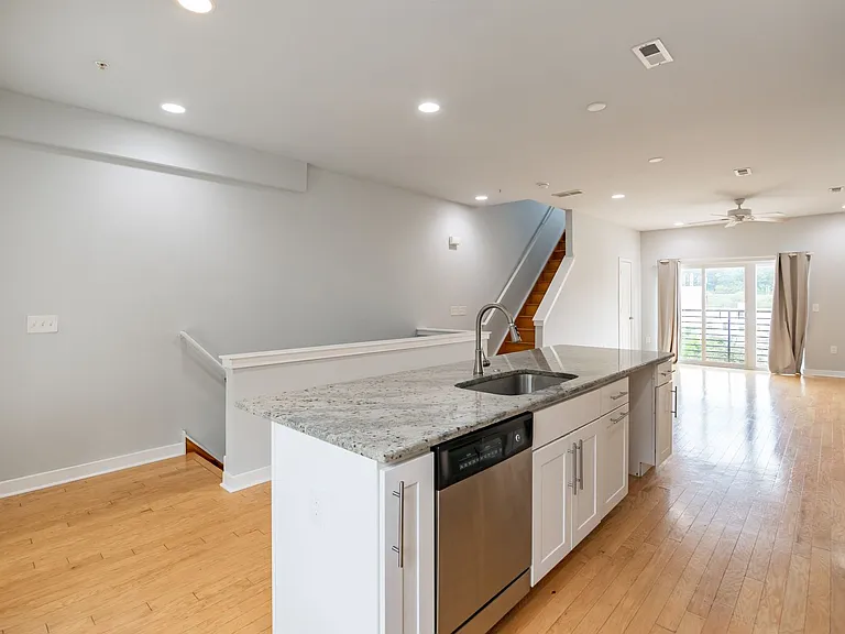 4124 Tower St — Photo 2