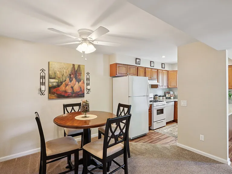 2 Bedroom 2 Bathroom Model (1,093 sqft.)

Dining Area
