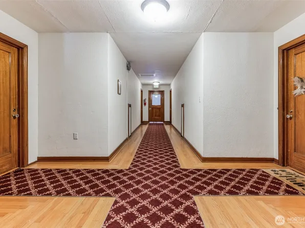 4235 Brooklyn Avenue NE #402, Seattle, WA 98105