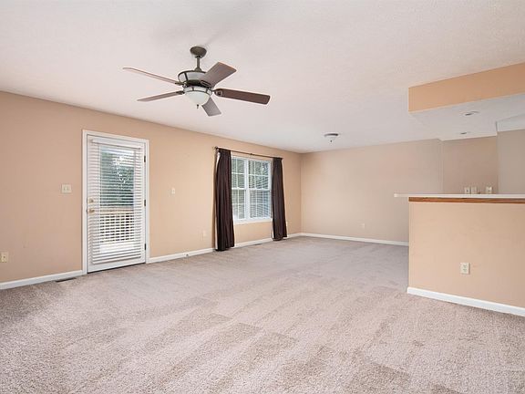 5th image of 379 Michelle Dr