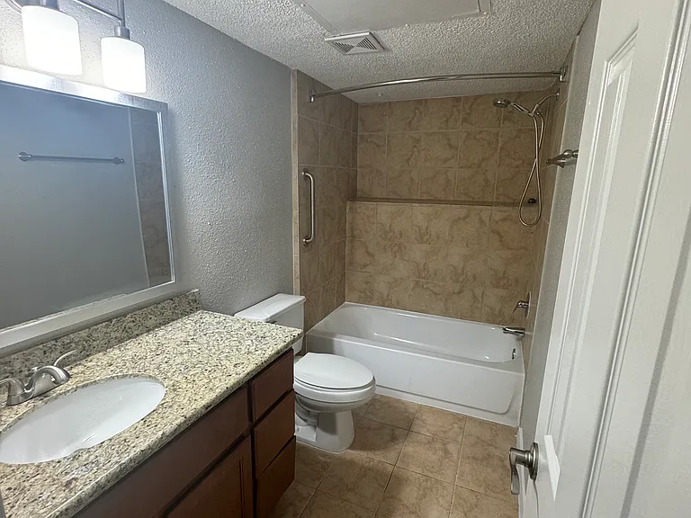 Broadwater Apartments — Photo 31