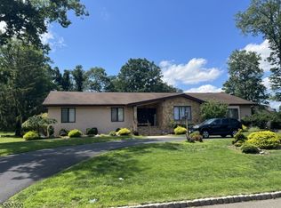 19 Liberty Ridge Trl, Totowa, NJ 07512