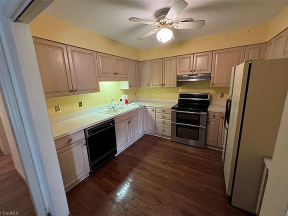 5th image of 4 Fountain View Cir APT G