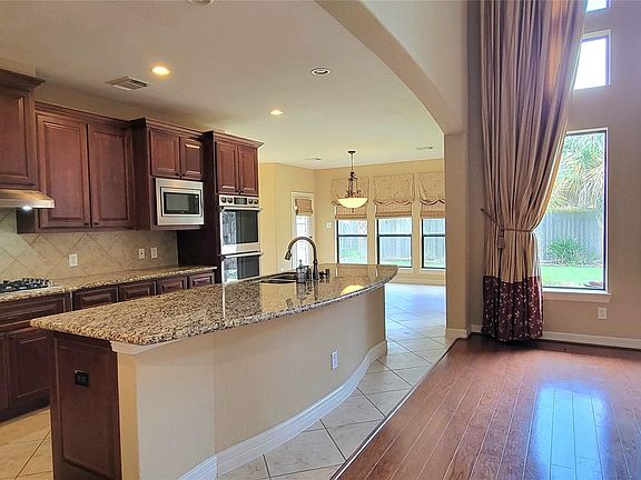 5th image of 2498 Encino Ave