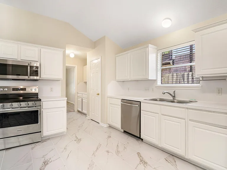 14615 Rochelle Ct — Photo 11