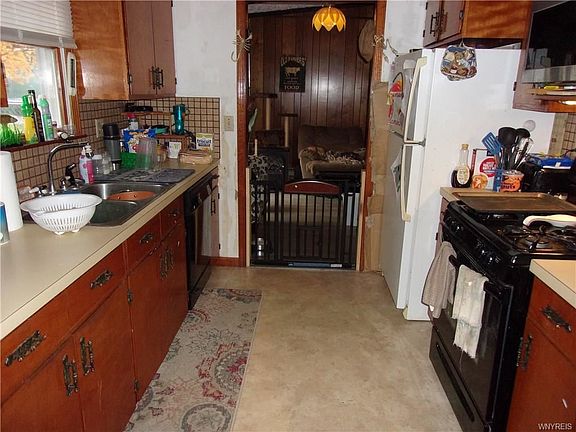 4th image of 9553 Main St