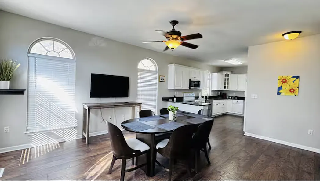 5 bed, 2350 sqft, $3,900 — Photo 4