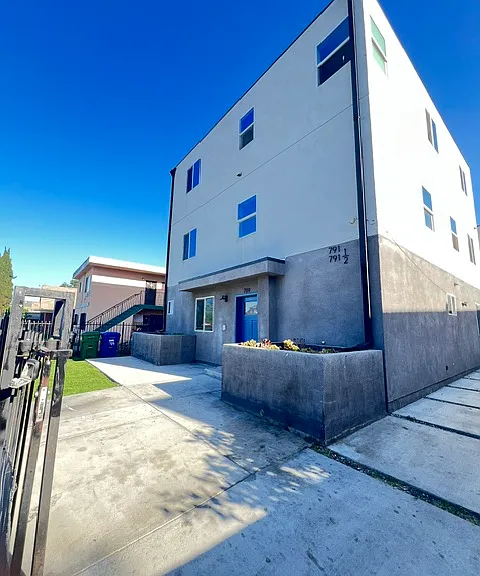 789 E 41st Pl — Photo 1