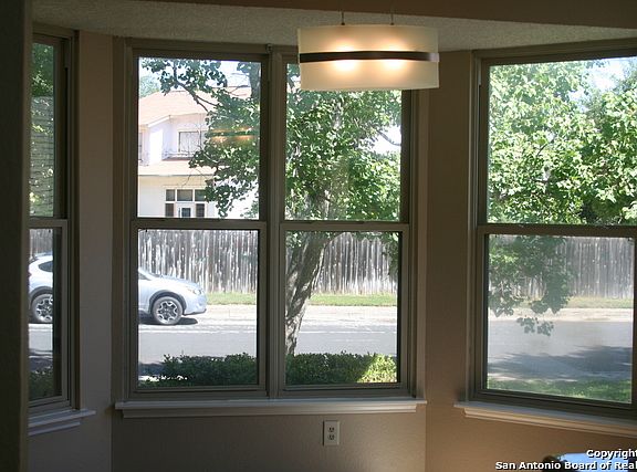 5th image of 13811 S Village Dr