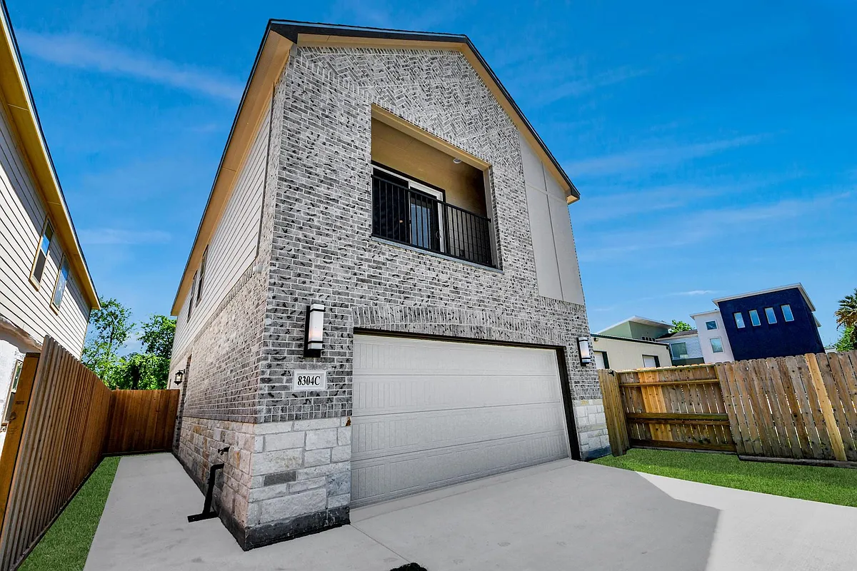 Photo 2 of 28 - 8304 S Breeze Dr #C - Houston, TX Building Photo - 8304 S Breeze Dr #C