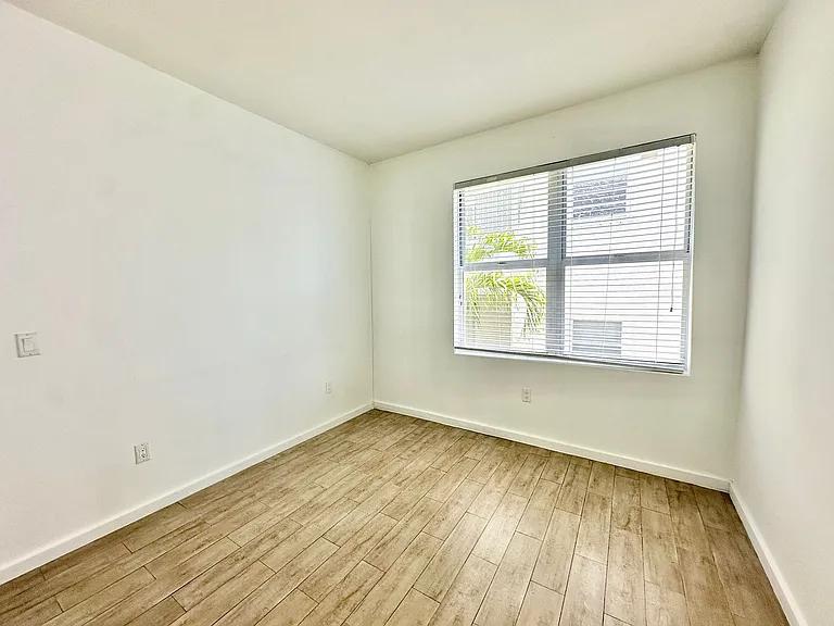 1611 Meridian Ave #305 — Photo 8