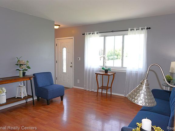 4th image of 33420 Cherry Hill Rd