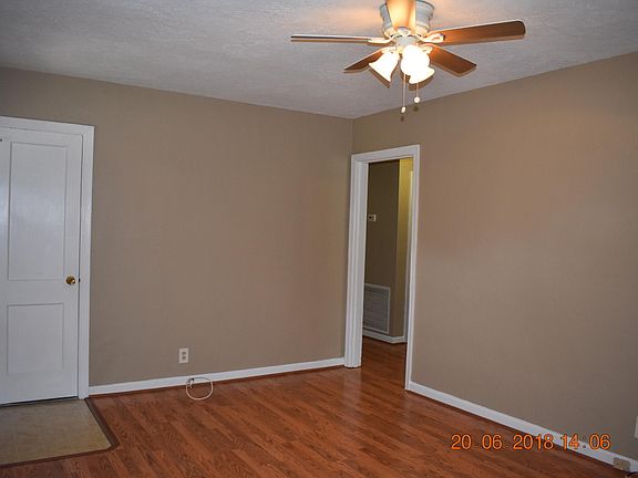 4th image of 2304 NE Boxwood Ln