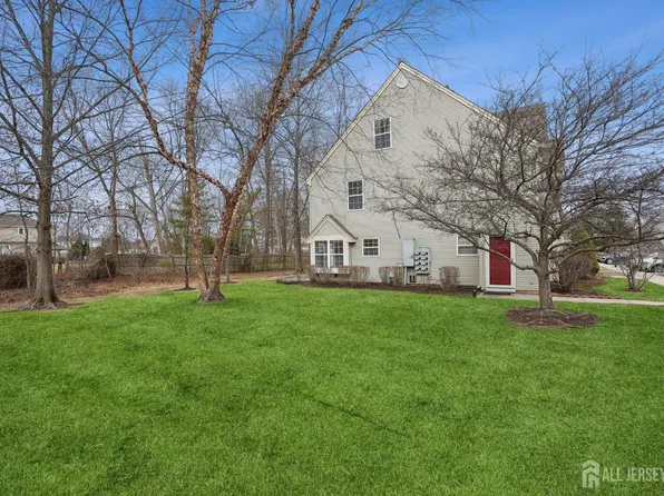 145 Bret Ct, Kendall Park, NJ 08824