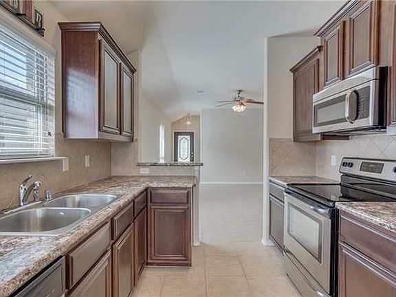 2nd image of 1308 Silver Maple Ln
