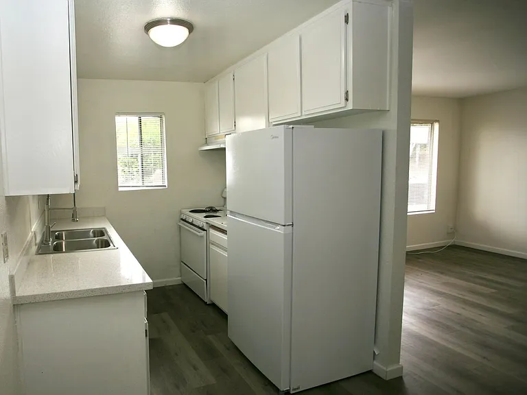 1392 Helix St — Photo 4