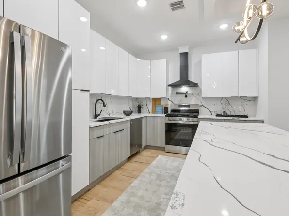 78 Beacon Avenue image 16 of 50