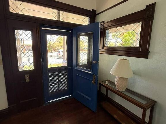 3rd image of 825 E 9th St