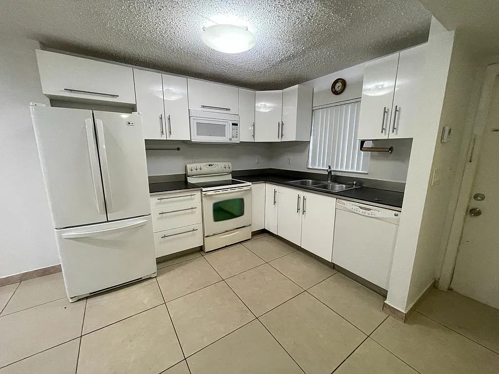 3340 Simms , Hollywood, Fl 33021 - C10 — Photo 2