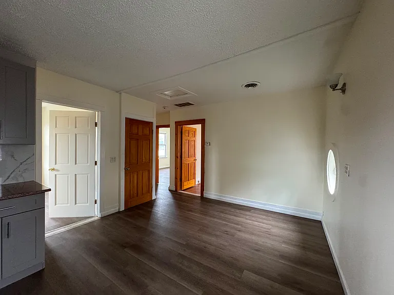236 W Thames St #2 — Photo 3