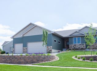 112 Sandahlwood Cir, Cedar Falls, IA 50613