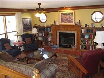 4th image of 904 NE Lakeside Ct
