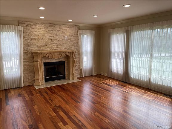 5th image of 45856 Bristol Cir