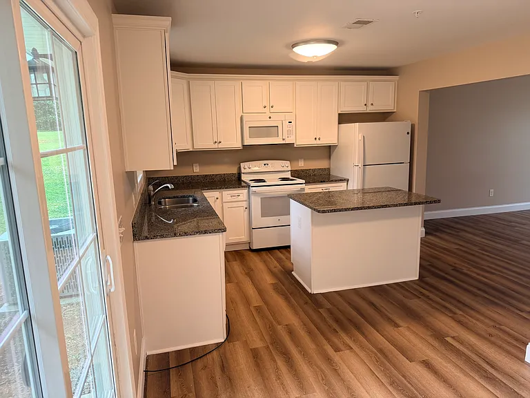 1331 Filbert St — Photo 6