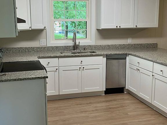 3rd image of 2820 Deerwood Dr