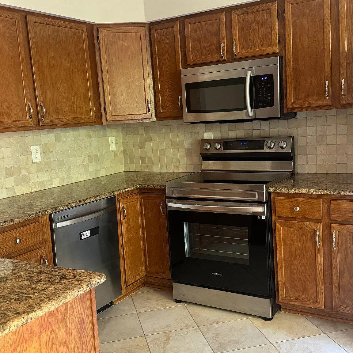4 bed, 3.5 bath, 1976 sqft, $2,900 — Photo 3