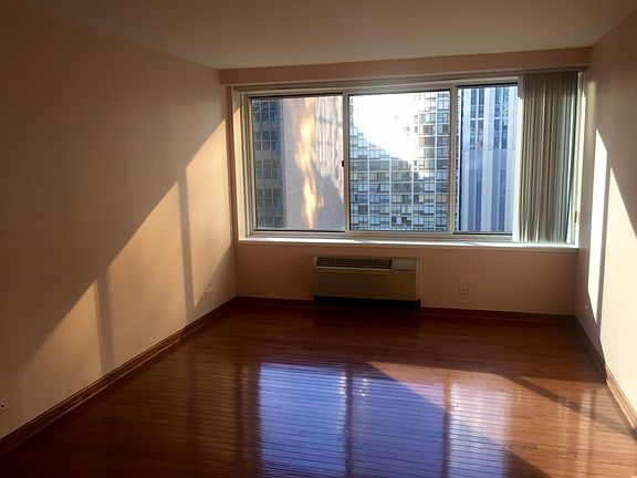 4th image of 211 E Ohio St APT 1621