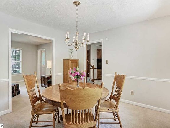 5th image of 537 Cambridge Dr