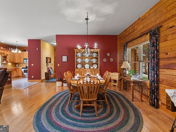 4th image of 729 Huckleberry Way