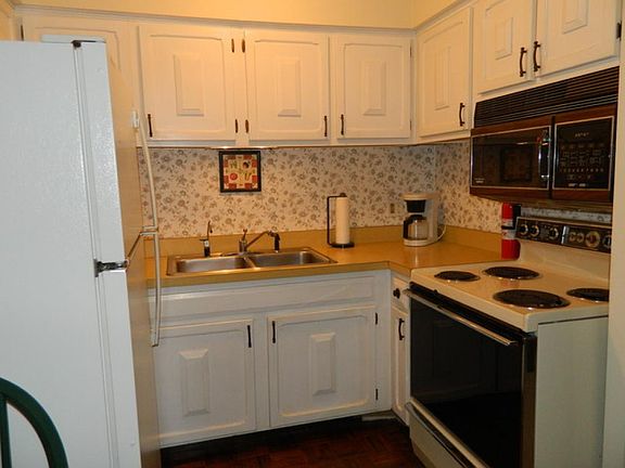 4th image of 320 Circle Ave APT 610
