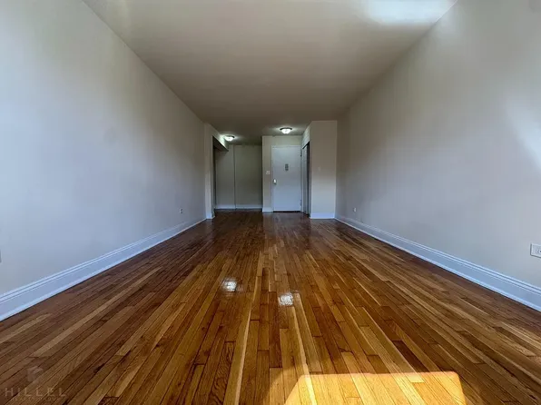 33-24 Parsons Boulevard image 3 of 11