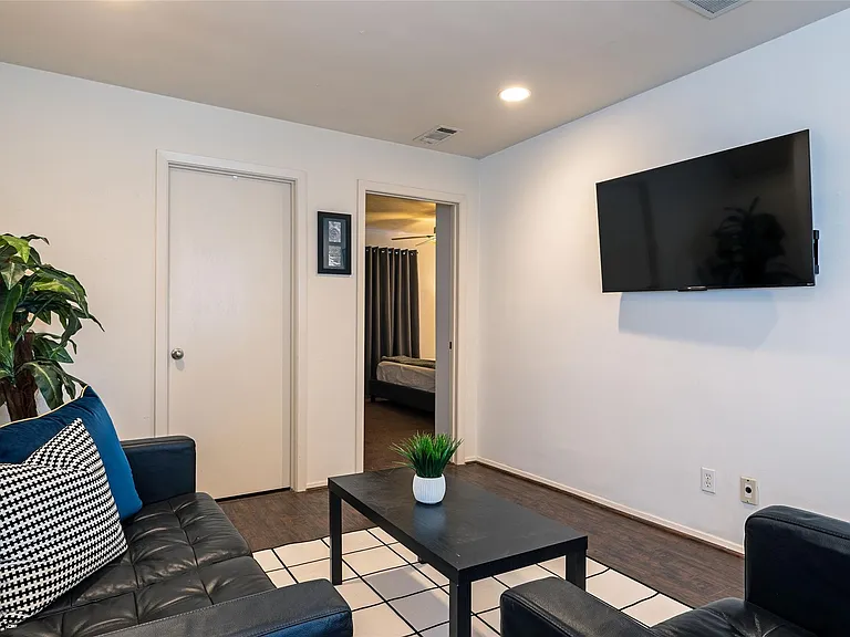 3314 Greenbriar St — Photo 3