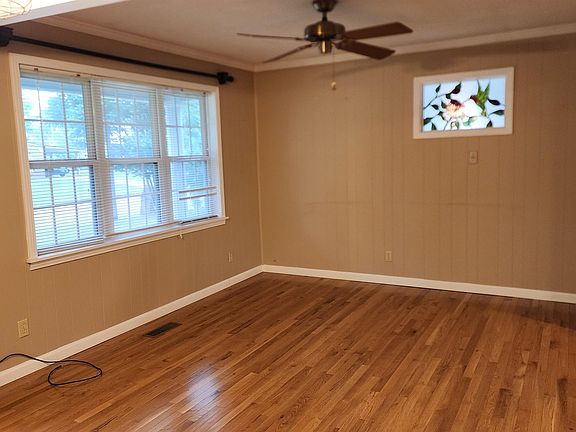 3rd image of 712 Walnut Hill Cir