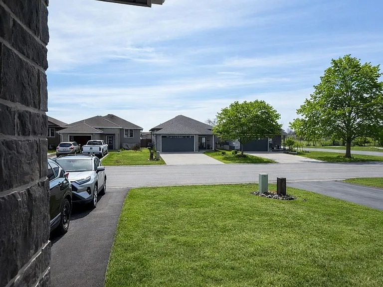 5 McIntosh Cres — Photo 3